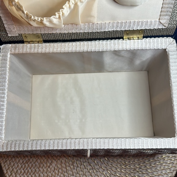 Vintage MCM RectangularTop Tapestry Faux Wicker Top Handle Sewing Box - Picture 8 of 9